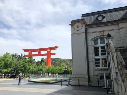 京都図書館と平安神宮の鳥居