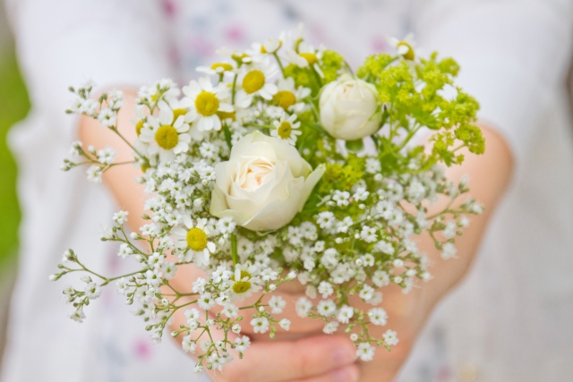 差し出した花束