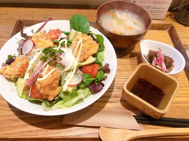 アボカド唐揚げサラダ丼